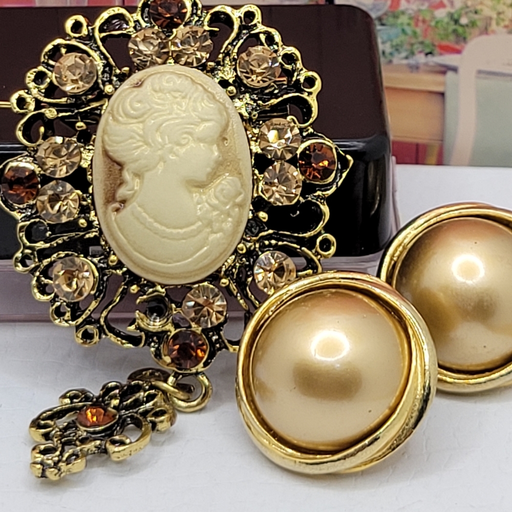 CARVED CAMEO SET OF BROOCH & EARRINGS, NEW WITH OUT TAG